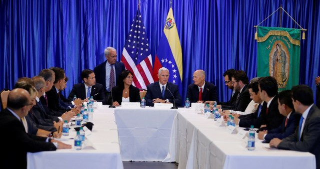El vicepresidente de Estados Unidos, Mike Pence (al centro) se reúne con miembros de la comunidad venezolana en Doral, en Florida. REUTERS/Joe Skipper. 23 de agosto de 2017. REUTERS/Joe Skipper