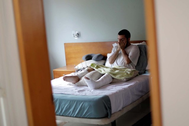 Brian Dalati, un estudiante de 22 años que resultó herido durante una protesta contra el Gobierno de Nicolás Maduro en Venezuela, reposa en su cama en su casa en Caracas