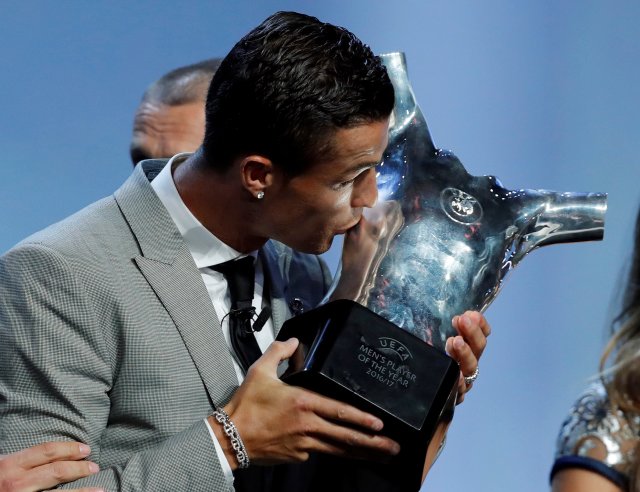 Soccer Football - UEFA Player of the Year Awards - Monaco - August 24, 2017   Real Madrid's Cristiano Ronaldo kisses the trophy after winning the UEFA Men's Player of the Year award   REUTERS/Eric Gaillard