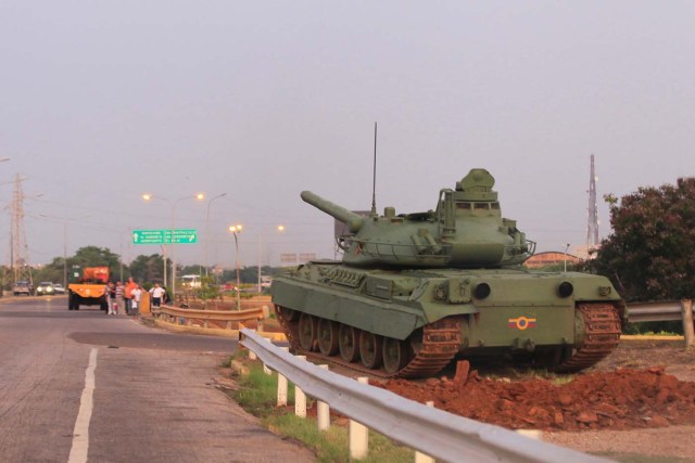A military tank is seen along a main highway, as part of military exercises, in Maracaibo, Venezuela August 25, 2017. REUTERS/Isaac Urrutia