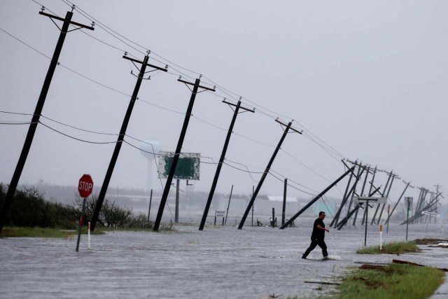 Un hombre camina sobre una vía inundada por el paso de la tormenta Harvey luego de inspeccionar su casa en la ciudad de Rockport, Texas. Agosto 26, 2017. REUTERS/Adrees Latif T