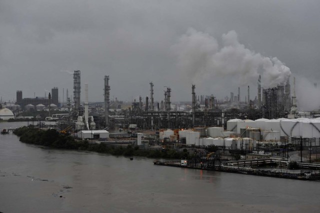 The Valero Houston Refinery is threatened by the swelling waters of the Buffalo Bayou after Hurricane Harvey inundated the Texas Gulf coast with rain, in Houston, Texas, U.S. August 27, 2017. REUTERS/Nick Oxford
