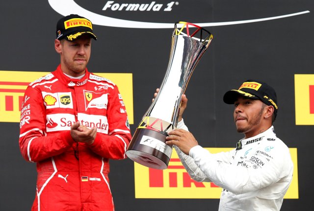 El alemán Sebastian Vettel (Ferrari) y el británico Lewis Hamilton (Mercedes). REUTERS/Francois Lenoir     TPX IMAGES OF THE DAY