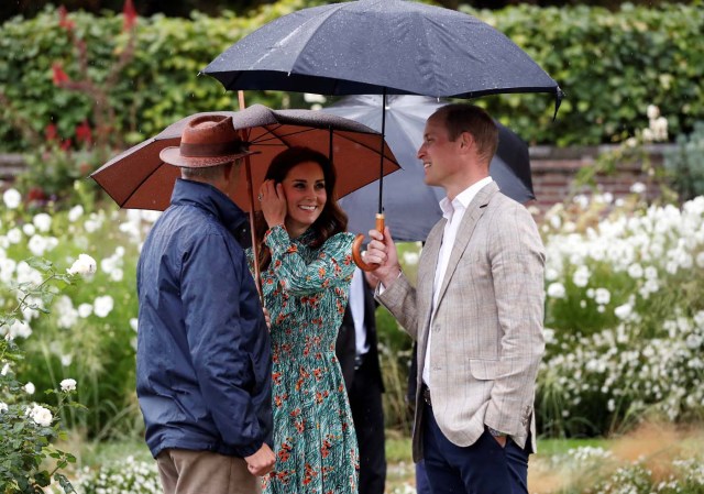 Britain's Prince William, Duke of Cambridge and Catherine Duchess of Cambridge visit the White Garden in Kensington Palace in London, Britain August 30, 2017. REUTERS/Kirsty Wigglesworth/Pool