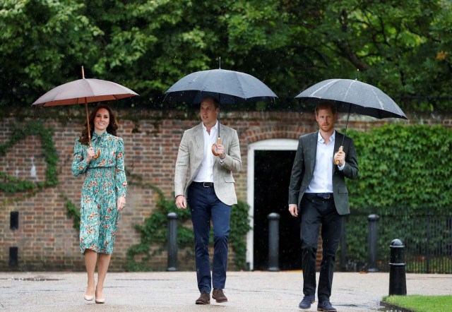 Britain's Prince William, Duke of Cambridge, Catherine Duchess of Cambridge and Prince Harry visit the White Garden in Kensington Palace in London, Britain August 30, 2017. REUTERS/Kirsty Wigglesworth/Pool TPX IMAGES OF THE DAY
