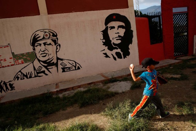 Jesus Cordova (7), practices in front of a mural depicting Venezuela's late President Hugo Chavez (L) and revolutionary leader Ernesto 'Che' Guevara in Caracas, Venezuela August 29, 2017. Picture taken August 29, 2017. REUTERS/Carlos Garcia Rawlins FOR EDITORIAL USE ONLY. NO RESALES. NO ARCHIVES.