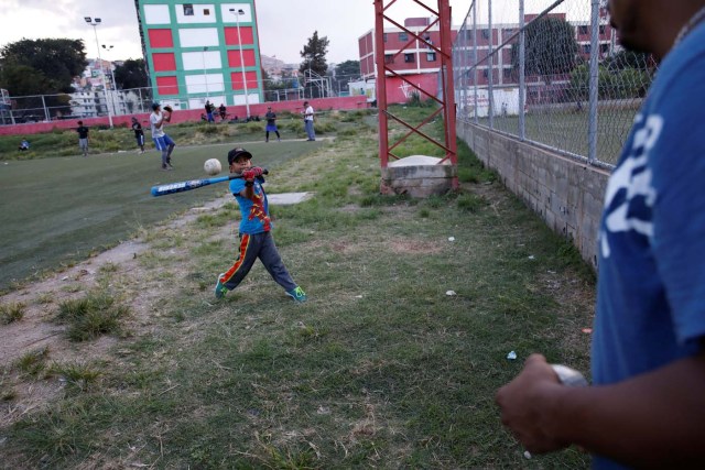 Jesus Cordova (C), practices baseball in Caracas, Venezuela August 29, 2017. Picture taken August 29, 2017. REUTERS/Carlos Garcia Rawlins