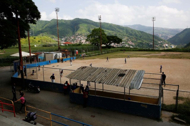 Children play baseball during a championship in Caracas, Venezuela August 24, 2017. Picture taken August 24, 2017. REUTERS/Carlos Garcia Rawlins