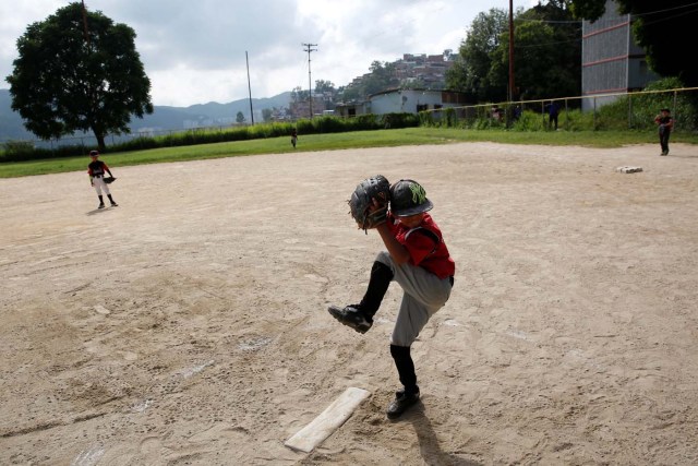 Xavier Indriago (C) pitches during a baseball championship in Caracas, Venezuela August 24, 2017. Picture taken August 24, 2017. REUTERS/Carlos Garcia Rawlins