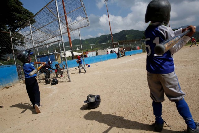 Children play during a baseball championship in Caracas, Venezuela August 24, 2017. Picture taken August 24, 2017. REUTERS/Carlos Garcia Rawlins