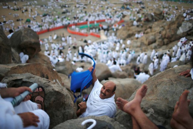 Muslim pilgrims gather on Mount Mercy on the plains of Arafat during the annual haj pilgrimage, outside the holy city of Mecca, Saudi Arabia August 31, 2017.  REUTERS/Suhaib Salem