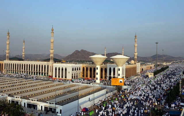 Muslim pilgrims gather near Namira Mosque on the plains of Arafat during the annual haj pilgrimage, outside the holy city of Mecca, Saudi Arabia August 31, 2017.  REUTERS/Suhaib Salem