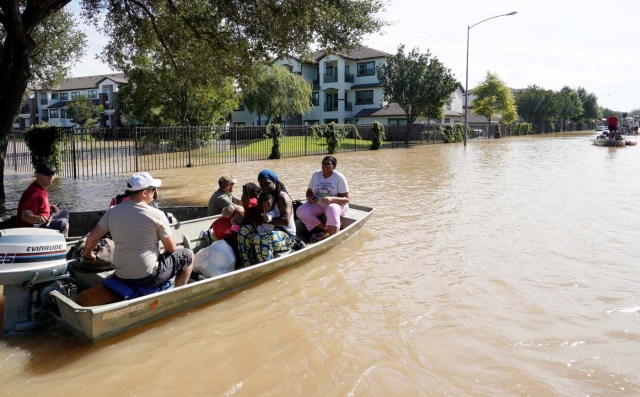Una familia es evacuada en bote tras resultar afectada por la tormenta tropical Harvey en Houston, EEUU, ago 30, 2017. REUTERS/Rick Wilking