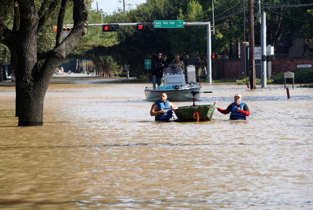 Unos socorristas voluntarios sostienen un bote tras buscar personas afectadas por la tormenta tropical Harvey en Houston, EEUU, ago 30, 2017. REUTERS/Rick Wilking