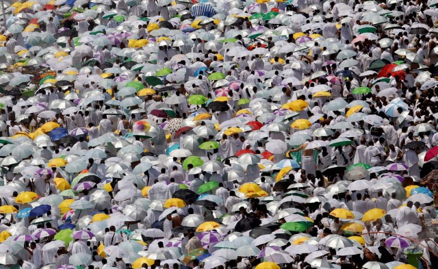Muslim pilgrims pray outside Namira Mosque on the plains of Arafat during the annual haj pilgrimage, outside the holy city of Mecca, Saudi Arabia August 31, 2017. REUTERS/Suhaib Salem     TPX IMAGES OF THE DAY
