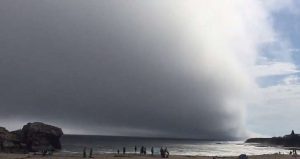 Triple WTF… el aterrador momento en que una gigantesca nube se cierne sobre una playa (+foto)