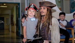 En Fotos: Johnny Depp nos enseña su gran afecto con niños enfermos en hospital de Canadá