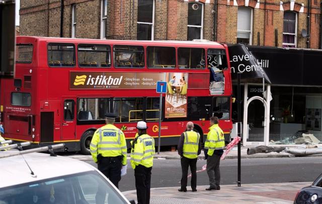 BUS03 LONDRES (REINO UNIDO), 10/08/2017.- Miembros de los servicios de emergencias asisten al lugar donde se produjo un accidente, en el que un autobús de dos pisos colisionó con una tienda en Calpham, al sur de Londres, Reino Unido, hoy, 10 de agosto de 2017. Varios pasajeros quedaron atrapados dentro del vehículo tras el impacto, pero más tarde fueron rescatados por la Brigada de Bomberos de Londres (LFB), según informan varios medios. EFE/Will Oliver 