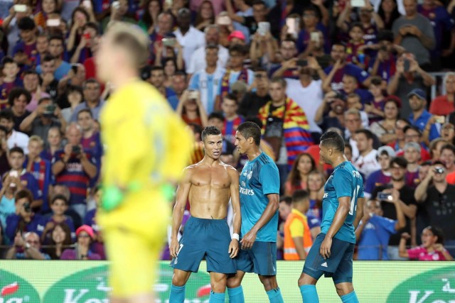 GRA414. BARCELONA, 13/08/2017.- El delantero portugués del Real Madrid Cristiano Ronaldo (2i) celebra su gol marcado ante el Barcelona, el segundo del conjunto blanco, durante el partido de ida de la Supercopa de España disputado en el Camp Nou de Barcelona. EFE/Toni Albir