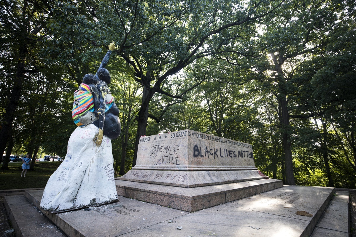 Baltimore retira en plena noche sus estatuas de confederados (fotos)