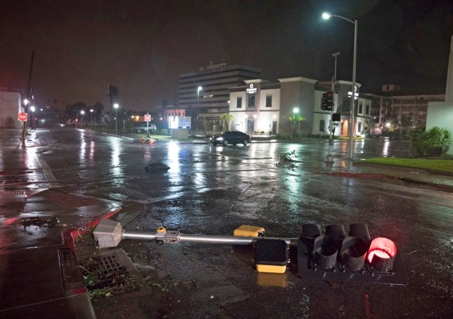 DA108. Corpus Christi (United States), 26/08/2017.- A traffic signal felled by the high winds of Hurricane Harvey lies on a street in Corpus Christi, Texas, USA, 26 August 2017. Hurricane Harvey made landfall on the south coast of Texas as a major hurricane category 4. The last time a major hurricane of this size to hit the United States was in 2005. (Estados Unidos) EFE/EPA/DARREN ABATE