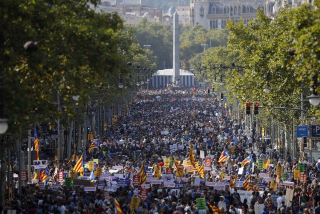 GRA150. BARCELONA, 26/08/2017.- Un momento de la manifestación contra los atentados yihadistas en Cataluña que bajo el eslogan "No tinc por" (No tengo miedo) recorre hoy las calles de Barcelona. EFE/Alberto Estevez
