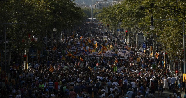 GRA153. BARCELONA, 26/08/2017.- Un momento de la manifestación contra los atentados yihadistas en Cataluña que bajo el eslogan "No tinc por" (No tengo miedo) recorre hoy las calles de Barcelona. EFE/Alberto Estevez