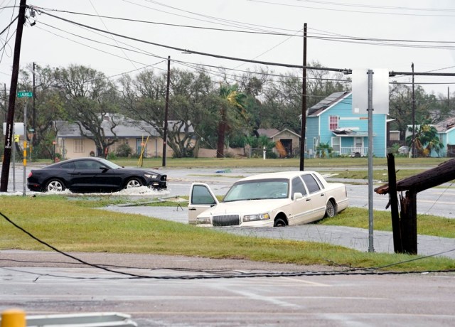 DA110. Rockport (United States), 26/08/2017.- A motorist drives past a car caught in flood water in the aftermath of Hurricane Harvey in Rockport, Texas, USA, 26 August 2017. Hurricane Harvey made landfall on the south coast of Texas as a major hurricane category 4, and was the worst storm to hit the city of Rockport in 47 years. The last time a major hurricane of this size hit the United States was in 2005. (Estados Unidos) EFE/EPA/DARREN ABATE