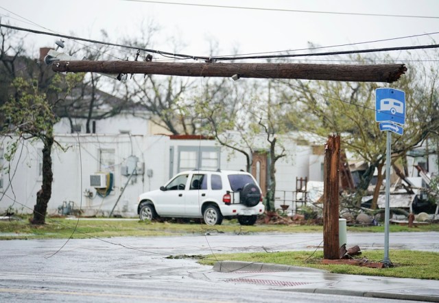 DA110. Rockport (United States), 26/08/2017.- A broken utility pole is suspended over a street in the aftermath of Hurricane Harvey in Rockport, Texas, USA, 26 August 2017. Hurricane Harvey made landfall on the south coast of Texas as a major hurricane category 4, and was the worst storm to hit the city of Rockport in 47 years. The last time a major hurricane of this size hit the United States was in 2005. (Estados Unidos) EFE/EPA/DARREN ABATE