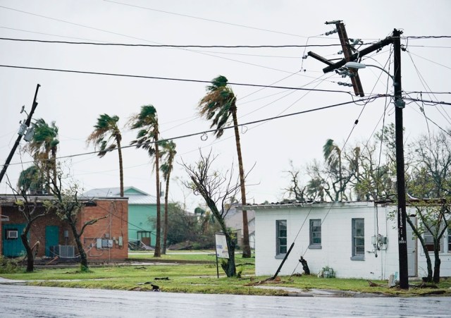 DA110. Rockport (United States), 26/08/2017.- A broken utility pole is seen in the aftermath of Hurricane Harvey in Rockport, Texas, USA, 26 August 2017. Hurricane Harvey made landfall on the south coast of Texas as a major hurricane category 4, and was the worst storm to hit the city of Rockport in 47 years. The last time a major hurricane of this size hit the United States was in 2005. (Estados Unidos) EFE/EPA/DARREN ABATE