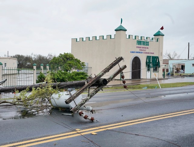 DA110. Rockport (United States), 26/08/2017.- A utility pole lies across a street in the aftermath of Hurricane Harvey in Rockport, Texas, USA, 26 August 2017. Hurricane Harvey made landfall on the south coast of Texas as a major hurricane category 4, and was the worst storm to hit the city of Rockport in 47 years. The last time a major hurricane of this size hit the United States was in 2005. (Estados Unidos) EFE/EPA/DARREN ABATE