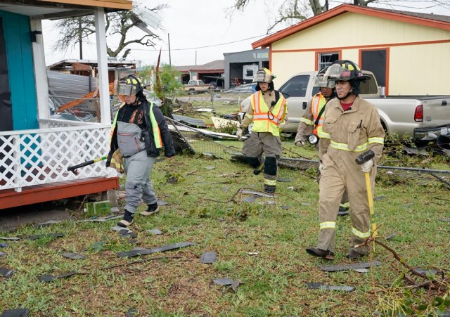 DA110. Rockport (United States), 26/08/2017.- Firefighters search for survivors in homes damaged by Hurricane Harvey in Rockport, Texas, USA, 26 August 2017. Hurricane Harvey made landfall on the south coast of Texas as a major hurricane category 4, and was the worst storm to hit the city of Rockport in 47 years. The last time a major hurricane of this size hit the United States was in 2005. (Incendio, Estados Unidos) EFE/EPA/DARREN ABATE