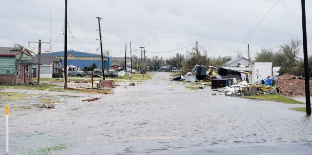 DA110. Rockport (United States), 26/08/2017.- A flooded street is seen in the aftermath of Hurricane Harvey in Rockport, Texas, USA, 26 August 2017. Hurricane Harvey made landfall on the south coast of Texas as a major hurricane category 4, and was the worst storm to hit the city of Rockport in 47 years. The last time a major hurricane of this size hit the United States was in 2005. (Estados Unidos) EFE/EPA/DARREN ABATE