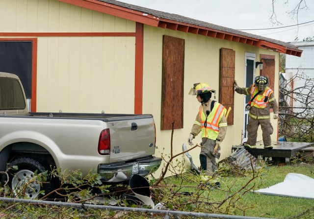 DA110. Rockport (United States), 26/08/2017.- Firefighters search for survivors in a home damaged by Hurricane Harvey in Rockport, Texas, USA, 26 August 2017. Hurricane Harvey made landfall on the south coast of Texas as a major hurricane category 4, and was the worst storm to hit the city of Rockport in 47 years. The last time a major hurricane of this size hit the United States was in 2005. (Incendio, Estados Unidos) EFE/EPA/DARREN ABATE