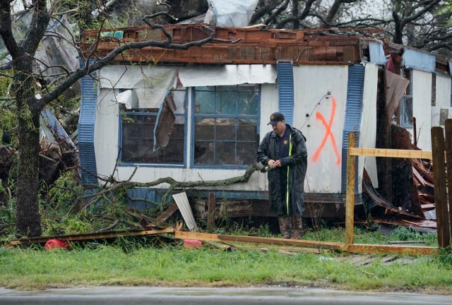 DA110. Rockport (United States), 26/08/2017.- A law enforcement official walks away from a ruined home after searching it for survivors in the aftermath of Hurricane Harvey in Rockport, Texas, USA, 26 August 2017. Hurricane Harvey made landfall on the south coast of Texas as a major hurricane category 4, and was the worst storm to hit the city of Rockport in 47 years. The last time a major hurricane of this size hit the United States was in 2005. (Estados Unidos) EFE/EPA/DARREN ABATE