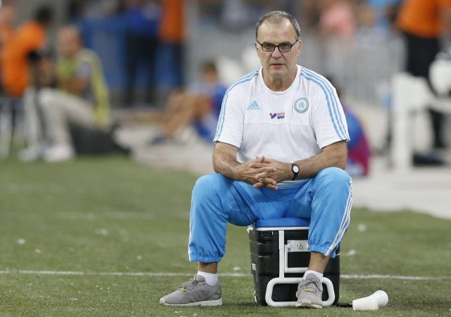 HOR122. Marseille (France), 08/08/2015.- Olympique Marseille Argentinean head coach Marcelo Bielsa reacts during the soccer league 1 match between Olympique Marseille and SM Caen, at Velodrome stadium, Marseille, Southern France, 8 August 2015. Bielsa announced his resignation from the soccer club, in a surprise move, minutes after Olympique Marseille's 0-1 loss to SM Caen. (Francia, Marsella) EFE/EPA/GUILLAUME HORCAJUELO