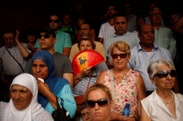 La gente participa en un encuentro de las comunidades musulmana, cristiana y judía, en rechazo al ataque de Barcelona