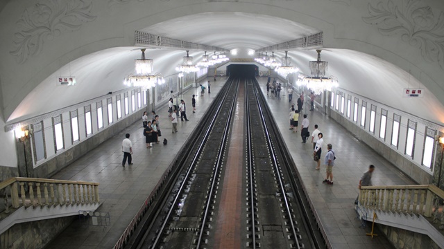 Interior de la estación de metro de Konsol, ubicada cerca del Ryugyong.