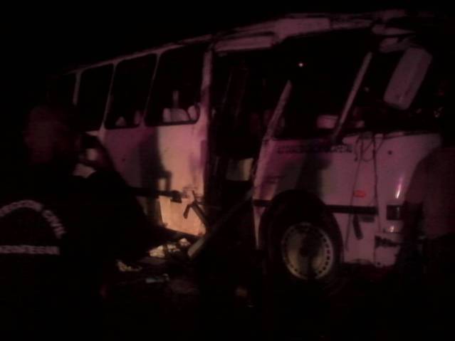 Autobús volcado en la carretera Clarines-Boca de Uchire en Anzoátegui / Foto: Jorge Galindo