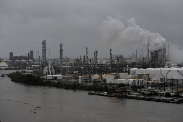 La refinería de petróleo Valero Houston durante una crecida de las aguas del pantano Buffalo tras el paso del huracán Harvey en Houston, EEUU, ago 27, 2017. REUTERS/Nick Oxford