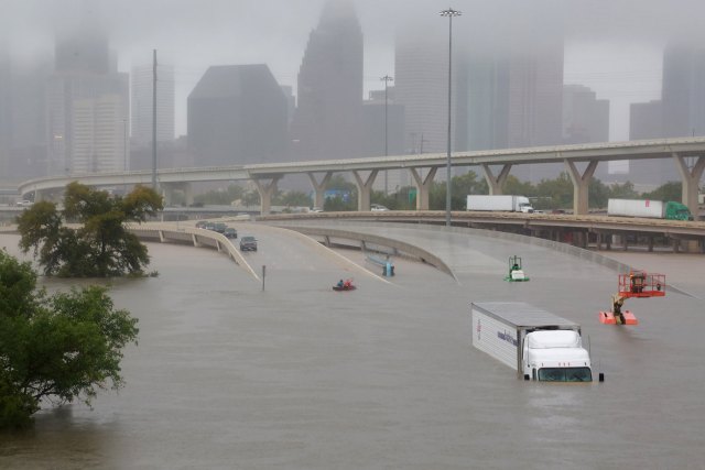 Autopistas sumergidas bajo el agua (Foto Reuters)