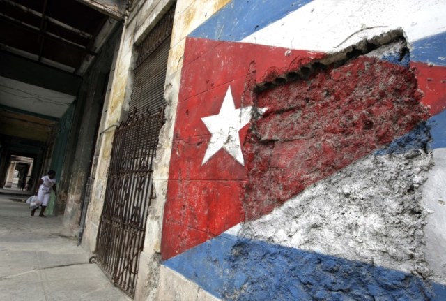 Imagen de archivo de un mural adornado con una bandera de Cuba en La Habana, mayo 3, 2010.   REUTERS/Enrique De La Osa