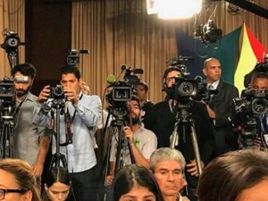 “Corta la transmisión o te quito la cámara”… amenazan a medios durante “rueda de prensa” de Maduro