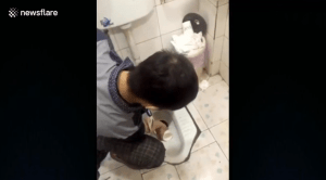 ¿WTF? Empresa china obliga a sus trabajadores a beber agua del inodoro como castigo (video)