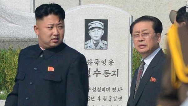Kim Jong-un, junto a su tío Jang Song Thaek (Foto: Infobae)