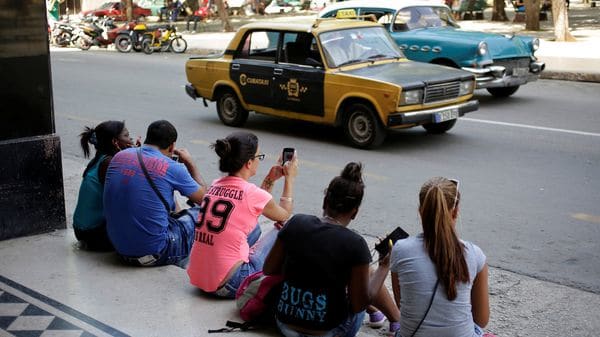 Los cubanos usan internet para comunicarse con sus familiares en el extranjero; como el servicio es caro, no priorizan la información sobre la realidad internacional (Foto de Enrique de la Osa: Reuters)