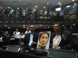 Tres diputados chavistas renuncian a la fracción oficialista