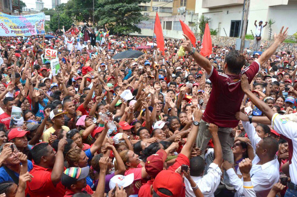 Candidato Rafael Lacava se quita la ropa y la arroja a sus “fans” en Carabobo (Video)