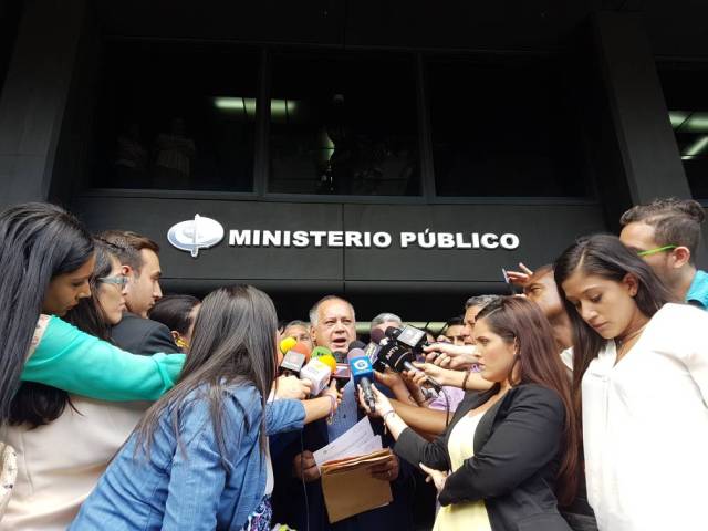 Diosdado Cabello ofrece rueda de prensa a las afueras de la Fiscalía. Foto @VTVcanal8