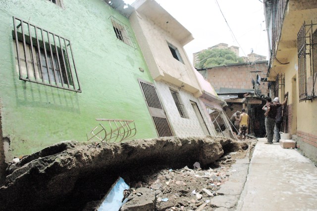 Foto: Al menos cinco casa colapsaron en el estado Miranda tras fuertes lluvias / Diario Avance 